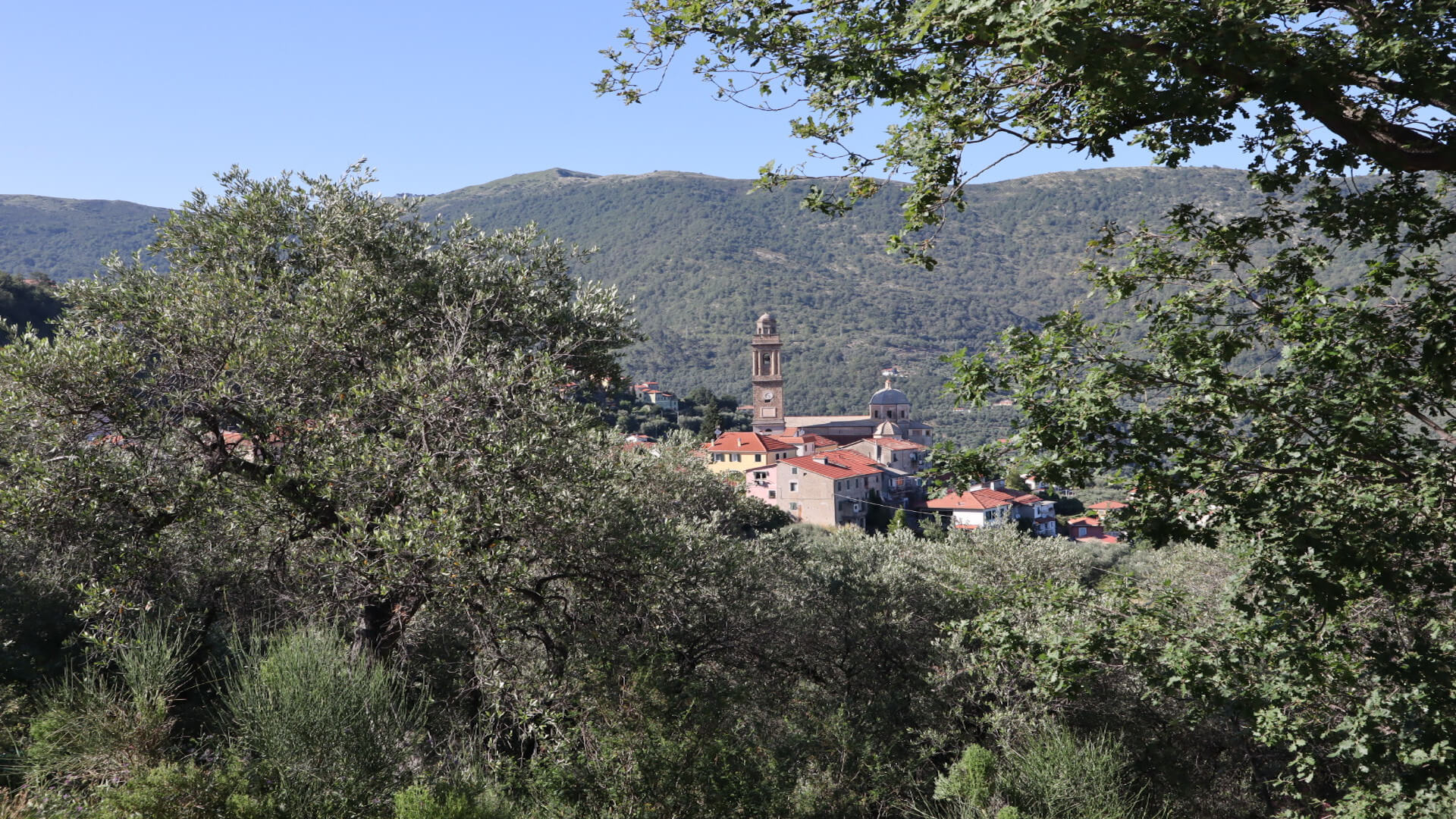 Panorama Diano Borello borgo entroterra ligure - casa vacanze Ca Piera 10 minuti dal mare provincia Imperia Liguria