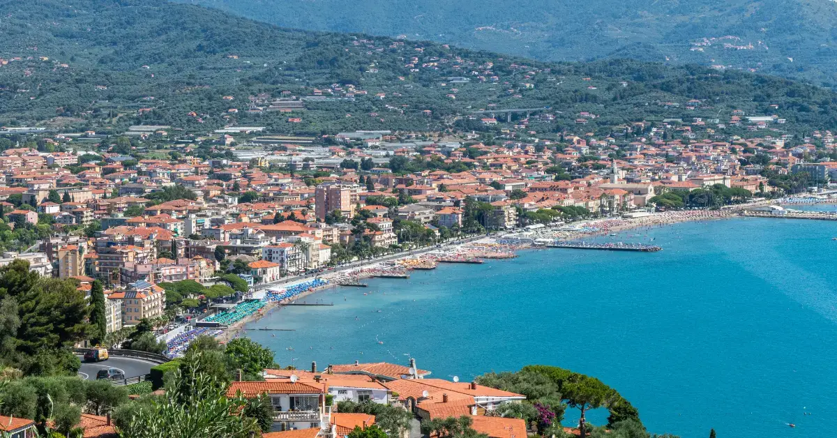 Vista panoramica del Golfo Dianese con la baia, le spiagge e il centro di Diano Marina sulla Riviera Ligure in provincia di Imperia