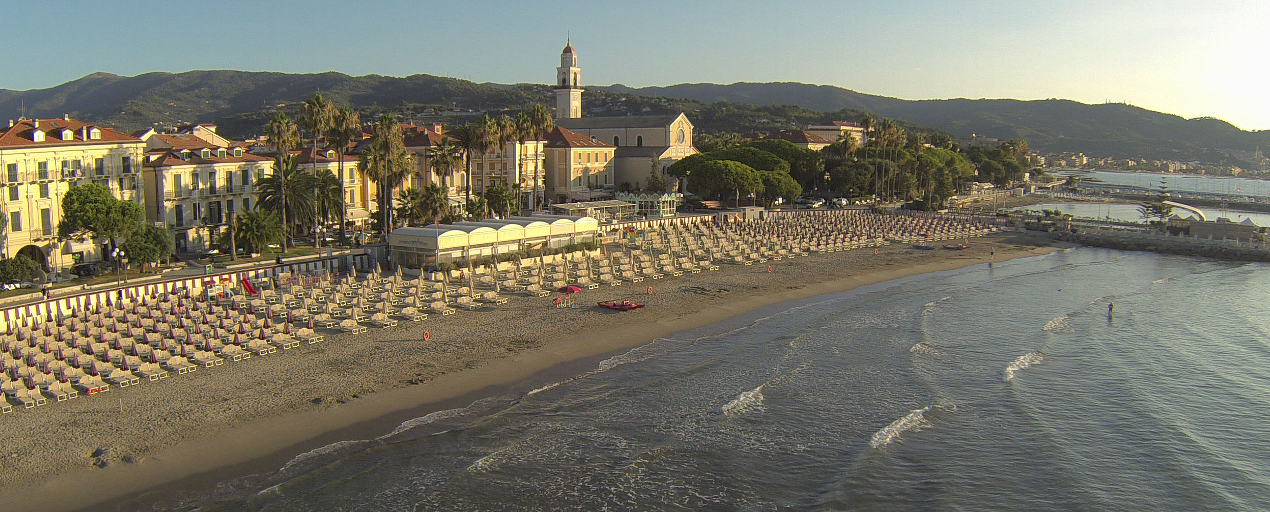 Spiaggia di Diano Marina con ombrelloni e il centro storico - Riviera Ligure di Ponente