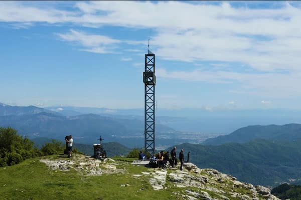 Escursionisti in vetta a un monte dell'entroterra ligure con vista panoramica sul mare e sul Golfo Dianese, trekking vicino a Diano Marina